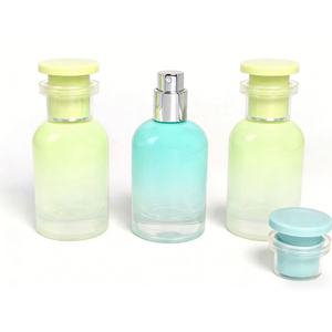 ขวดน้ำหอมแก้วแบบเติมได้ ขนาด 30 มล. รุ่น Luxury Gradient สีมาการอง พร้อมหัวฉีดสเปรย์ - Product Image 1