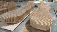 Banc à lattes contemporain Y492 pour mobilier commercial, résistant aux intempéries, assise découpée en couches pour centre commercial et espace public de loisirs