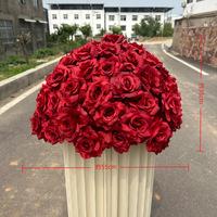 L-047 Bestseller Hochzeits-Blumenball Roter Künstlicher Blumenball Party-Blumendekoration 50cm Seidenrosen für Eventdekoration