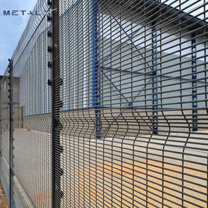 سياج كهربائي مضاد للتسلق ومغطى بألواح أمان عالية من كلوريد البولي فينيل شديد التحمل وبوابة آمنة مع بوابات - Product Image 5