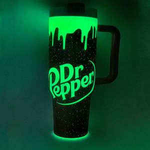 كوب معزول مخصص بشعار ST من <span class=keywords><strong>Dr</strong></span>.Peppers سعة 40 أونصة مصنوع من الفولاذ المقاوم للصدأ بجدار مزدوج مضيء مع غطاء وسعة كبيرة ومقبض محمول - Product Image 5