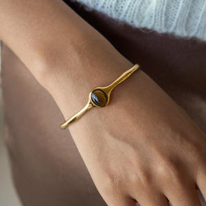 กำไลข้อมือทรงเรขาคณิตทันสมัยสำหรับผู้หญิง ทำจากหินไทเกอร์อายธรรมชาติ ประดับทอง 18K และสแตนเลสสตีล พร้อมแหวนแบบเปิดลายกากบาท ประดับพลอยประจำเดือนกรกฎาคม - Product Image 3