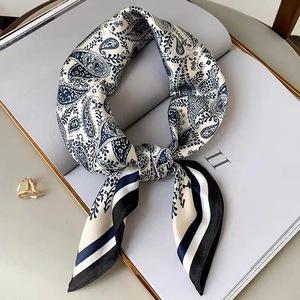 Foulard carré noir et blanc imprimé en usine pour femme, châle, écharpe pour cheveux - Product Image 4