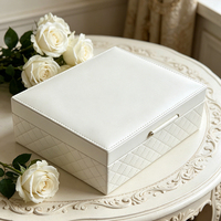 Boîte à bijoux de luxe rectangulaire blanche en cuir PU matelassé avec miroir, poignée métallique, logo personnalisé, construction en MDF, multi-compartiments