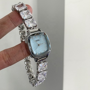 GEDI Bracelet en zircon de haute qualité Montre pour femme Light Luxury Niche Crushed Ice Fashion Ladies Sugar Cube Quartz Watch - Product Image 4
