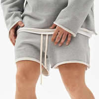 Shorts de sport amples et décontractés pour l'été, style streetwear, avec ourlet brut personnalisé, par Essentials