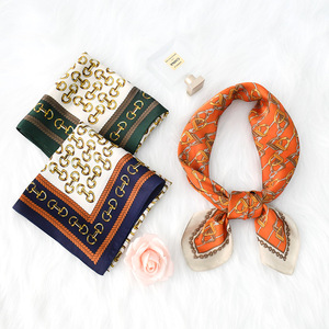 Lujosa bufanda de cuello cuadrado de seda de poliéster de tartán Retro 70*70 cm patrón de cadena nuevo estilo de moda para damas para el Spring-YKH0085 - Product Image 2