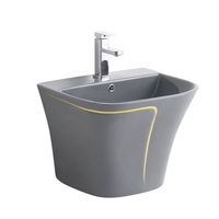 Ensemble de sanitaires de luxe noir et or, toilettes monobloc en céramique, lavabo sur pied, lavabo à colonne, salle de bain moderne pour villa