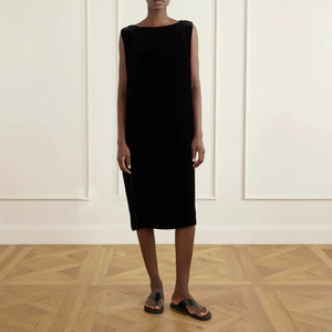Robe midi en velours noir pour femmes, robe sans manches vintage française, robe élégante et stylée, robe ajustée - Product Image 1
