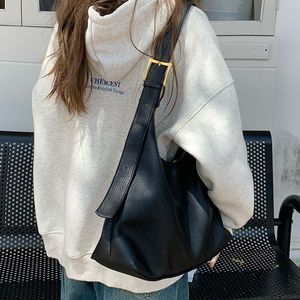 กระเป๋าโท้ทหนังนุ่มสำหรับผู้หญิง สีน้ำตาล ปิดด้วยซิป กระเป๋าสะพายสำหรับเดินทางทุกวัน สีทึบ ความจุขนาดใหญ่ ฤดูใบไม้ร่วง 2023 - Product Image 4