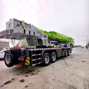 Grue de camion ZTC800A562 80T avec flèche à 5 sections haute résistance pour un levage efficace des centrales électriques et des parcs éoliens - Product Image 1