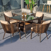 Ensemble de chaises d'extérieur en rotin moderne et durable en trois pièces avec coussin pour balcon intérieur et salon, tables basses pour café et thé