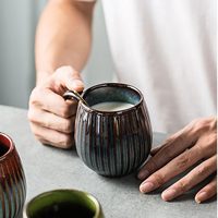 Mug en céramique à glaçure réactive grande capacité 500 ml, tasse à café ventrue à rayures verticales personnalisées, mug à thé en grès – Vente en gros