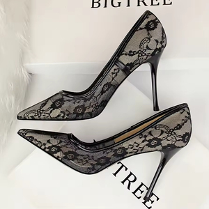 Escarpins noirs en satin légers et élégants avec strass, à bout pointu, pour femmes, idéaux pour les soirées et occasions spéciales - Product Image 5