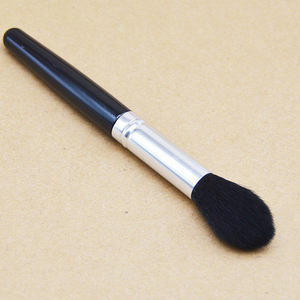 Brocha Iluminadora Negra en Forma de Llama, 14 cm de Largo, Cabeza de 3.2 cm, Herramienta de Maquillaje para Mejillas, Pieza Individual - Product Image 5