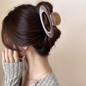 Pinza de Pelo Grande de 12 cm Estilo Coreano con Diseño Ovalado Hueco, Pinza de Plástico Engrosada para Cabello Abundante - Product Image 5