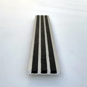 Profilo per scale esterno in alluminio nero con bordo del naso della scala esterna con antiscivolo