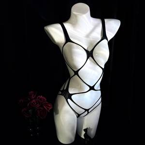 NOX Lingerie pour femmes matures, nuisette gainante noire et rouge en dentelle tissée style résille, en Spandex/Nylon, respirante - Product Image 1