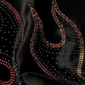 เสื้อเชิ้ตฮาวายผู้ชายแขนสั้นผ้าซาตินไหมพิมพ์ลายเปลวไฟประดับเพชรพลอยสไตล์ลำลองสำหรับฤดูร้อน - Product Image 4