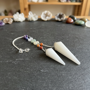 Kit de pendule en agate blanche naturelle polie en forme de goutte, fait main, avec 7 perles de cristal des chakras pour la guérison Reiki et la radiesthésie - Product Image 1