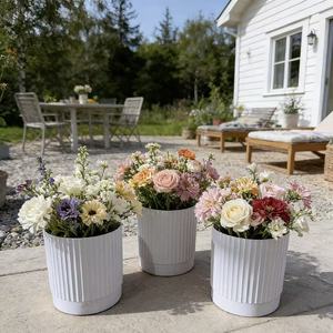 Maceta de Plástico con Rayas Verticales de 7.5cm de Alto, Blanca, para Uso en Exteriores y en Interiores - Product Image 3