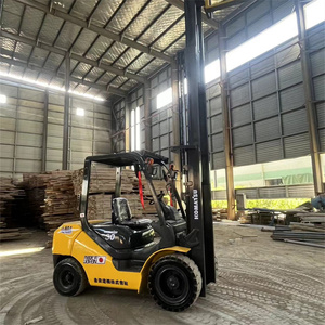 Chariot élévateur à contrepoids d'occasion Komatsu FD30 3 tonnes du Japon avec déplaceur latéral sur chenilles et hauteur de levage de 4,5 m pour l'empilage - Product Image 2