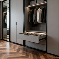 Armoire de luxe haut de gamme personnalisée en bois massif à portes coulissantes Armoire de plain-pied dans le placard Armoire en bois pour dressing