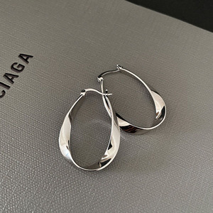 Boucles d'oreilles créoles simples et lisses, couleur argent, géométriques torsadées, pour femmes, design de niche, bijoux de fête, cadeaux - Product Image 5