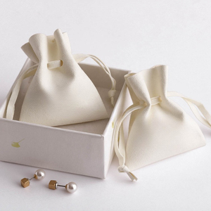 Sac à poussière en microfibre de haute qualité personnalisé avec cordon de serrage, pochette d'emballage pour bijoux - Product Image 1