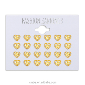 Pendientes In Wind de latón chapado en oro de 18K con diseño de corazón y flores, que transmiten un temperamento fresco y una personalidad coreana, estilo popular en redes. - Product Image 1
