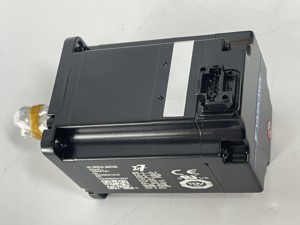 Motor Servo AC YASKAWA Serie Sigma SGM7J-04AFA61 - Product Image 1