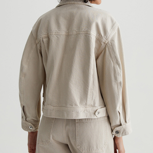 OEM/ODM Personalizado, Pantalones Cortos Vaqueros Deslavados para Mujer en Algodón - Bolsillos de Parche Extra Grandes, Detalles de Pliegues - Product Image 4