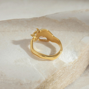 แหวนรูปหยดน้ำประดับเพชรซิร์คอน 18K ทองสแตนเลสสตีล งานฝังแบบหนามเตย เครื่องประดับสำหรับงานปาร์ตี้สำหรับผู้หญิง - Product Image 4