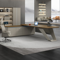 Bureau de direction haut de gamme en forme de L avec un grand espace de rangement et une surface résistante aux rayures