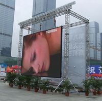 Outdoor-Display mit unterstützter Kalibrierungsinstallation und optionaler Redundanz für Las Fallas & die Heilige Woche in Sevilla