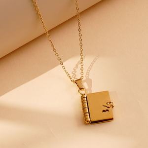 Collar con Colgante de Libro en Acero Inoxidable 316L Chapado en Oro de 18k, Hipoalergénico y Antideslustre, Moderno, para Hombres y Mujeres - Product Image 4