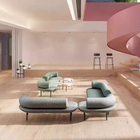 Canapé modulaire en bouclette, canapé lounge à profil bas avec dossier à traverses, assise incurvée et arrondie pour hall d'hôtel, salle d'attente, salon