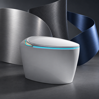 WC intelligent moderne en céramique avec bidet intégré, chasse d'eau automatique et télécommande pour salle de bain