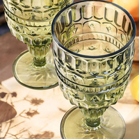 Ensemble de verrerie vintage vert émeraude, verre à vin gaufré rétro, gobelet et verre à eau pour la décoration de table de mariage