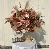 Arrangement de fleurs artificielles de couleur marron populaire, rose marron foncé, boule de fleurs de pampa pour centre de table de mariage