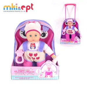 Muñeca encantadora de juguete para bebé con portaequipajes - Product Image 1