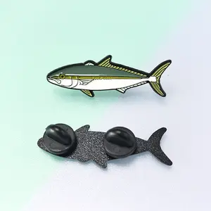 Gratis sampel kustom pin logam lencana Grosir Ikan desain pewarna hitam lembut enamel kerah pin