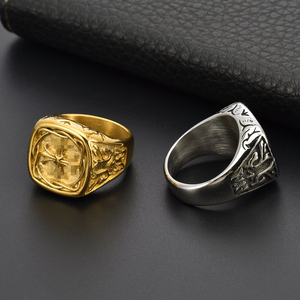 Bague carrée vintage en acier inoxydable avec motif croix en relief, plaquée or véritable 18 carats, pour homme, ne ternit pas - Product Image 5