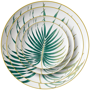 Tasses à thé en porcelaine fine d'un service de vaisselle en porcelaine fine avec de jolis services de table, ensemble de tasses en porcelaine fine, assiette de présentation et tasses à thé, théière - Product Image 6