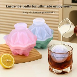 Moule à glaçons en silicone de qualité alimentaire, forme diamant, et moule à boules de glace intégrées pour whisky, boissons fraîches et boissons estivales - Product Image 6