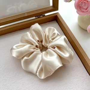 Precio bajo al por mayor elegante Jumbo grande Color sólido satén Scrunchies para niñas imitación seda banda para el cabello decoración del cabello - Product Image 3