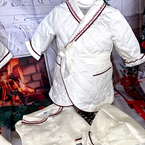 Mitexco - Bata de pijama acolchada blanca PJM con ribete rojo, manga regular, 100% algodón, para niñas, vestido de invierno hasta la rodilla, corte en A, hecho en Vietnam - Product Image 1