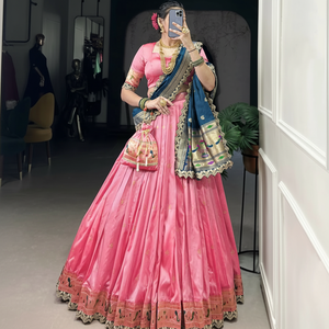 Travail de tissage Zari en soie traditionnelle avec paillettes et bordure en dentelle de broderie Lehenga Choli, Wedding Wear Fancy Lehenga. - Product Image 1