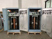 Régulateur de tension automatique SBW3-200KVA Stabilisateurs de compensation statique à courant alternatif Gamme 300V-450V-380V Pilier de cuivre AVR triphasé