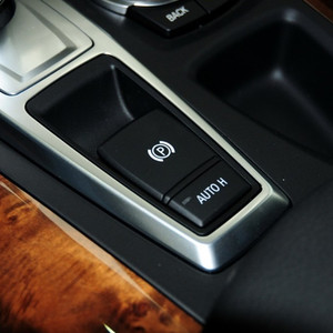Pegatina de vinilo para coche, cubierta para botón de freno de mano, Material ABS, autoadhesiva para BMW X5 X6, decoración Interior, forma rectangular, 2 piezas - Product Image 1